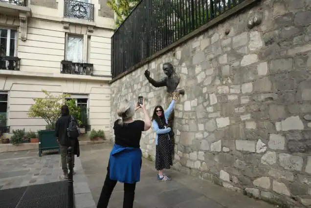 Happy travelers posing near the artists’ square on a Montmartre walking tour with Sacré-Cœur visit
