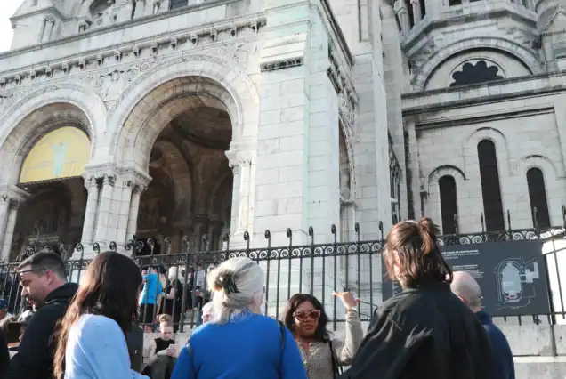Visitors admiring Paris views from Sacré-Cœur during a Montmartre walking tour with our clients
