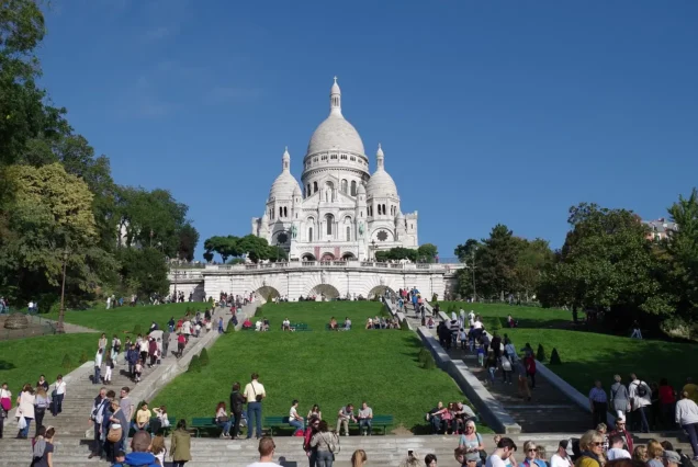 Distant view of Sacré-Cœur Basilica and stairs during Montmartre walking tour with Sacré-Cœur visit