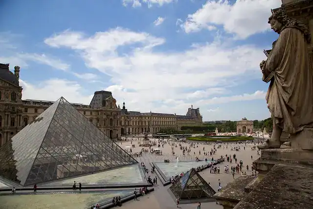 Paris tour guide showing a couple around the Louvre on a private tour