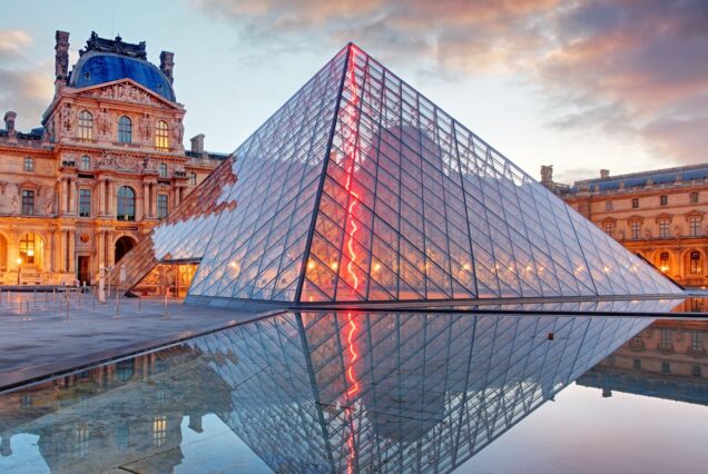 Louvre Museum Highlights Tour with Expert Guide