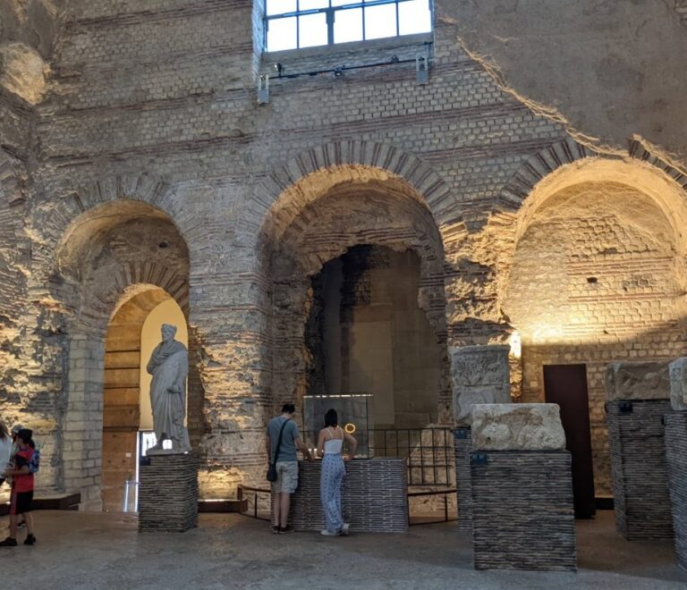 Roman Pris before Notre Dame